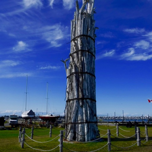 Stylized sculpture that commemorates the settling and development of the Gaspé peninsula. 